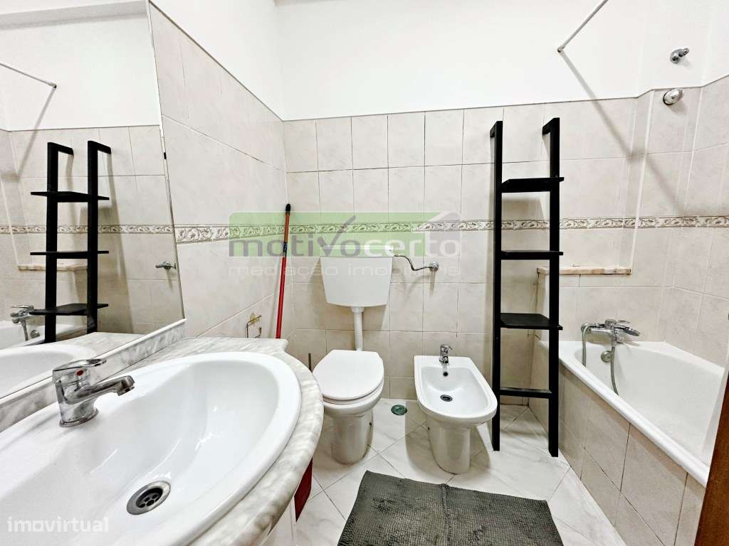 T2 Luminoso no Cacém com Varanda. Perto da Escola Secundária Gama B...-16