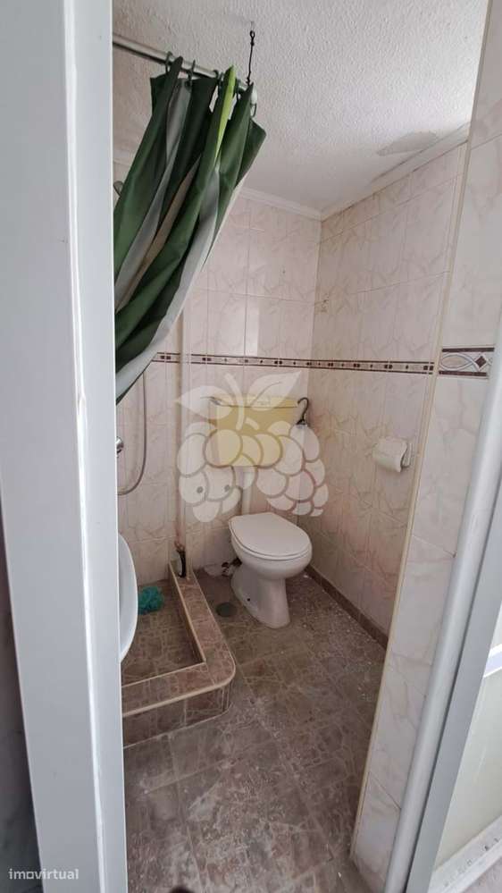 Apartamento cave de 62 m² na Penha de França com um pátio privado de 9-12