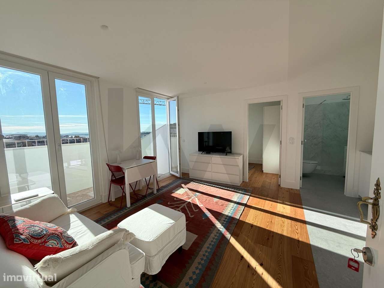 T1 renovado, equipado e mobilado com varanda e vista frontal de rio – - Grande imagem: 2/23