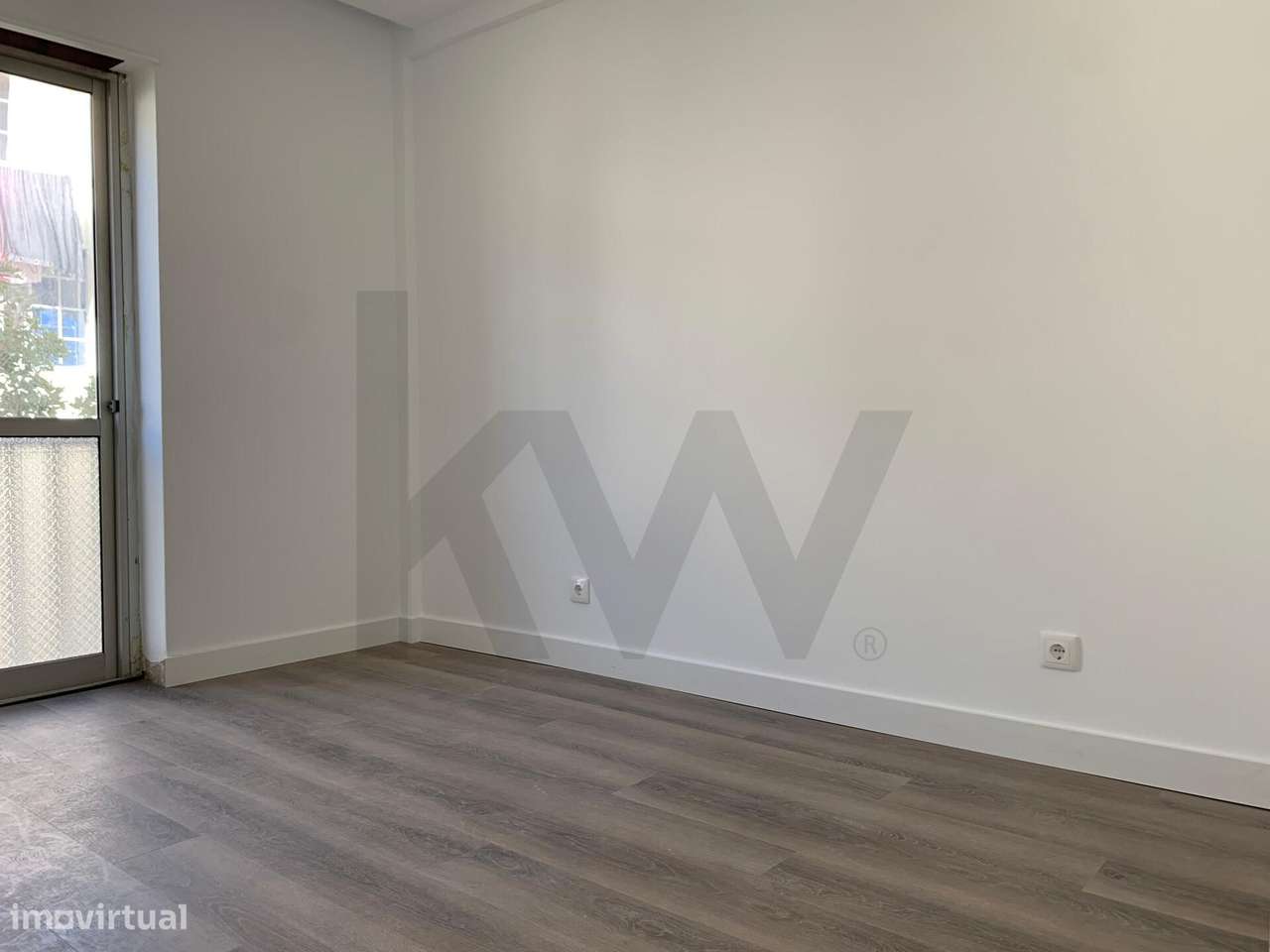 Apartamento T2 com 2 casa de banho Totalmente Remodelado em Queijas-12