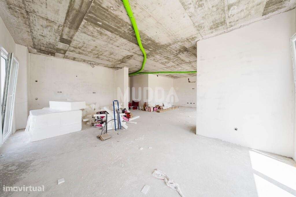Moradia isolada de design contemporâneo nos Casais Mestre Mendo-8