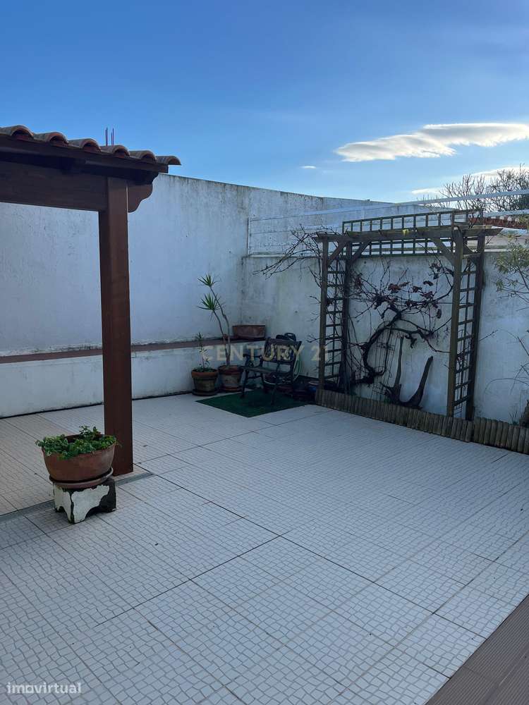 Moradia T4 em condomínio fechado com piscina, vista mar e walking dist-22