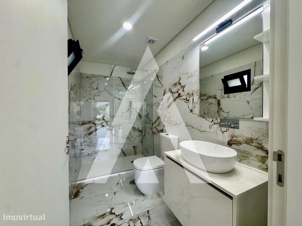 Apartamento T1 com Amplo Terraço no Centro do Porto-12