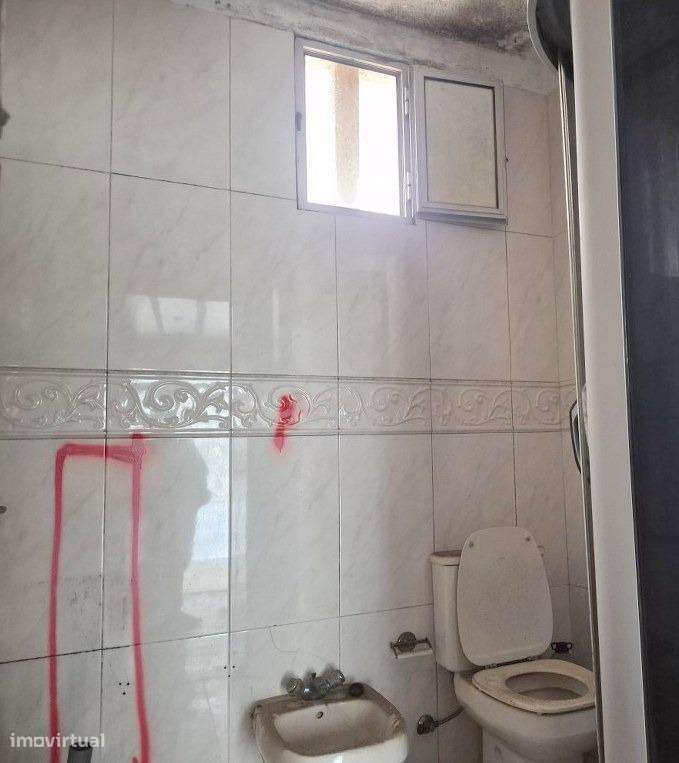 Moradia T3 para remodelar Vialonga-13