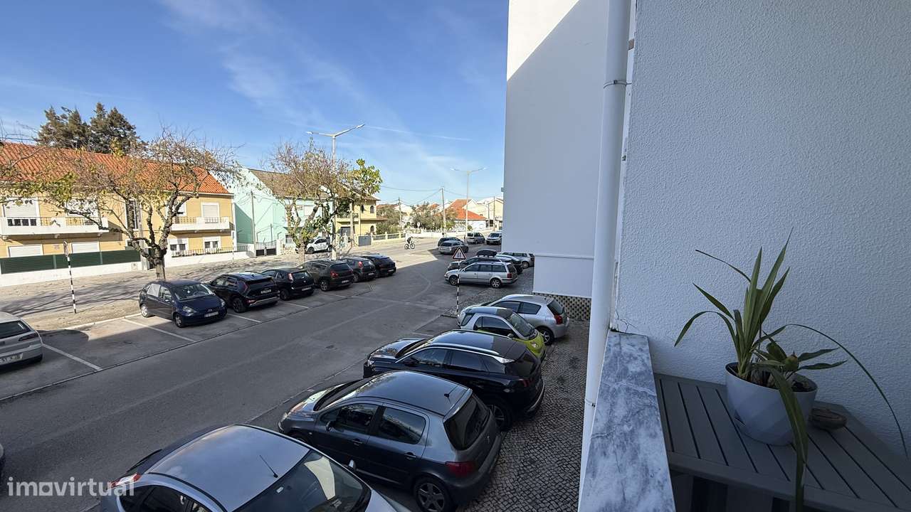 Apartamento T2 Totalmente Remodelado com Suite e Varanda-6