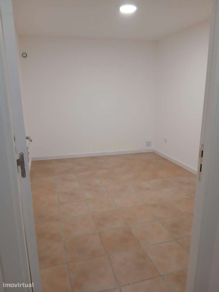 Escritório/ Apartamento T4 no centro da Marinha Grande-14