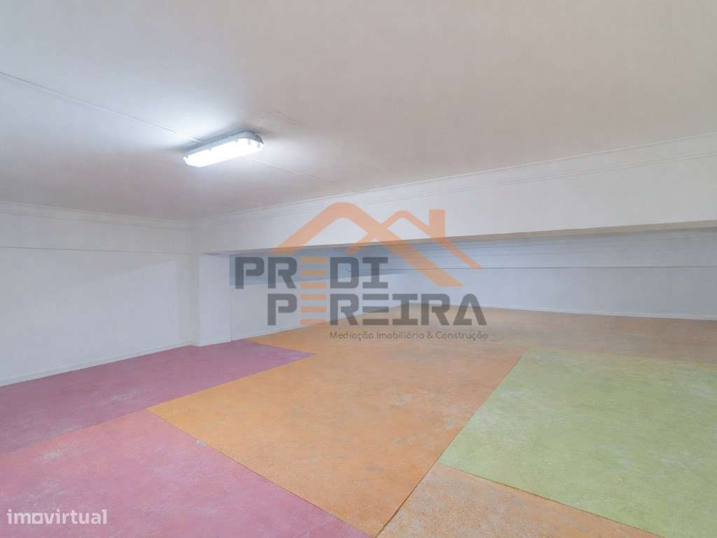 Situado em Odivelas, armazém com cerca de 180 m2.-6