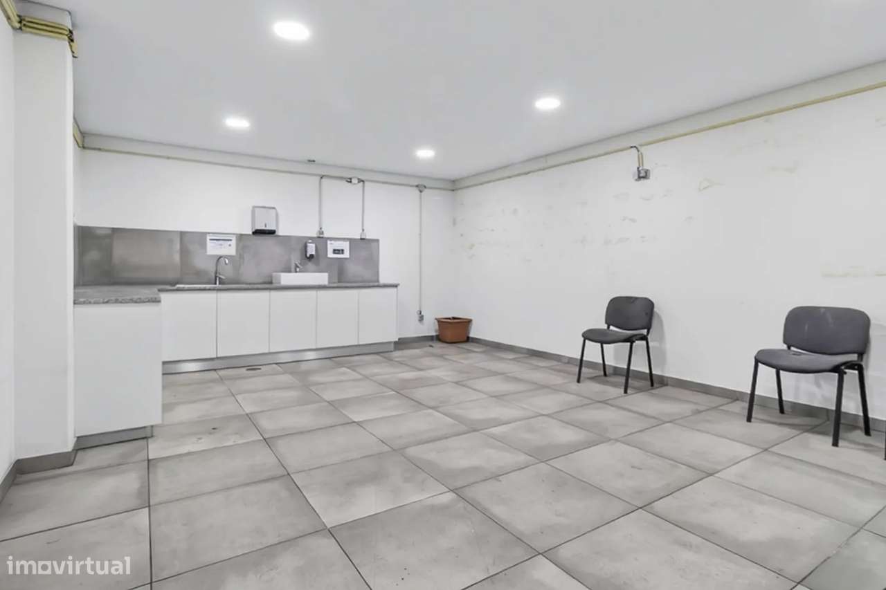 Armazém / Edifício Industrial com 1.800 m² | Avintes – Frente à N222-24