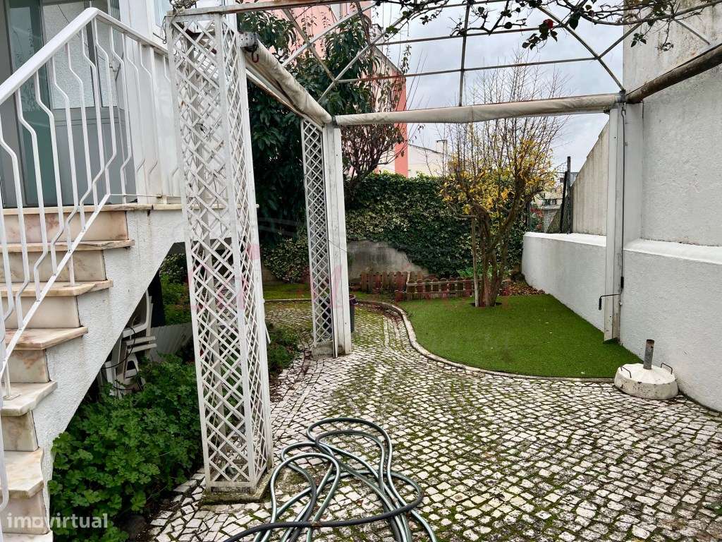 Moradia V4 Duplex no Centro de Loures-46