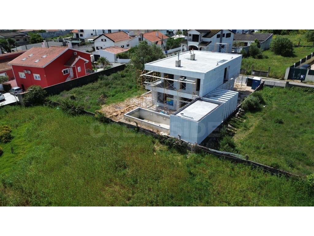 Moradia T4 com piscina, junto a Manique de cima-26