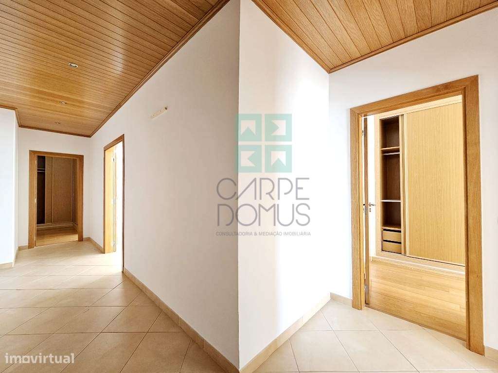 Espaçoso apartamento T3, com parqueamento, junto centro de Loulé, A...-33