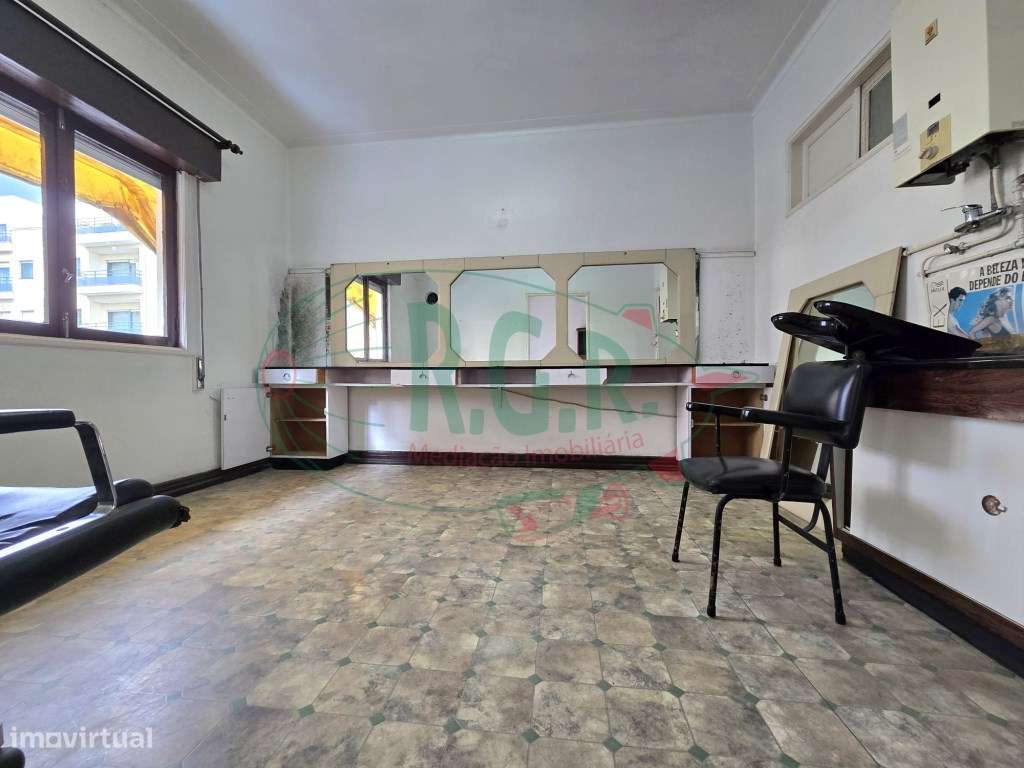 INVESTIMENTO - T5 Entrada Independente | Garagem | Peq. Quintal | C...-6