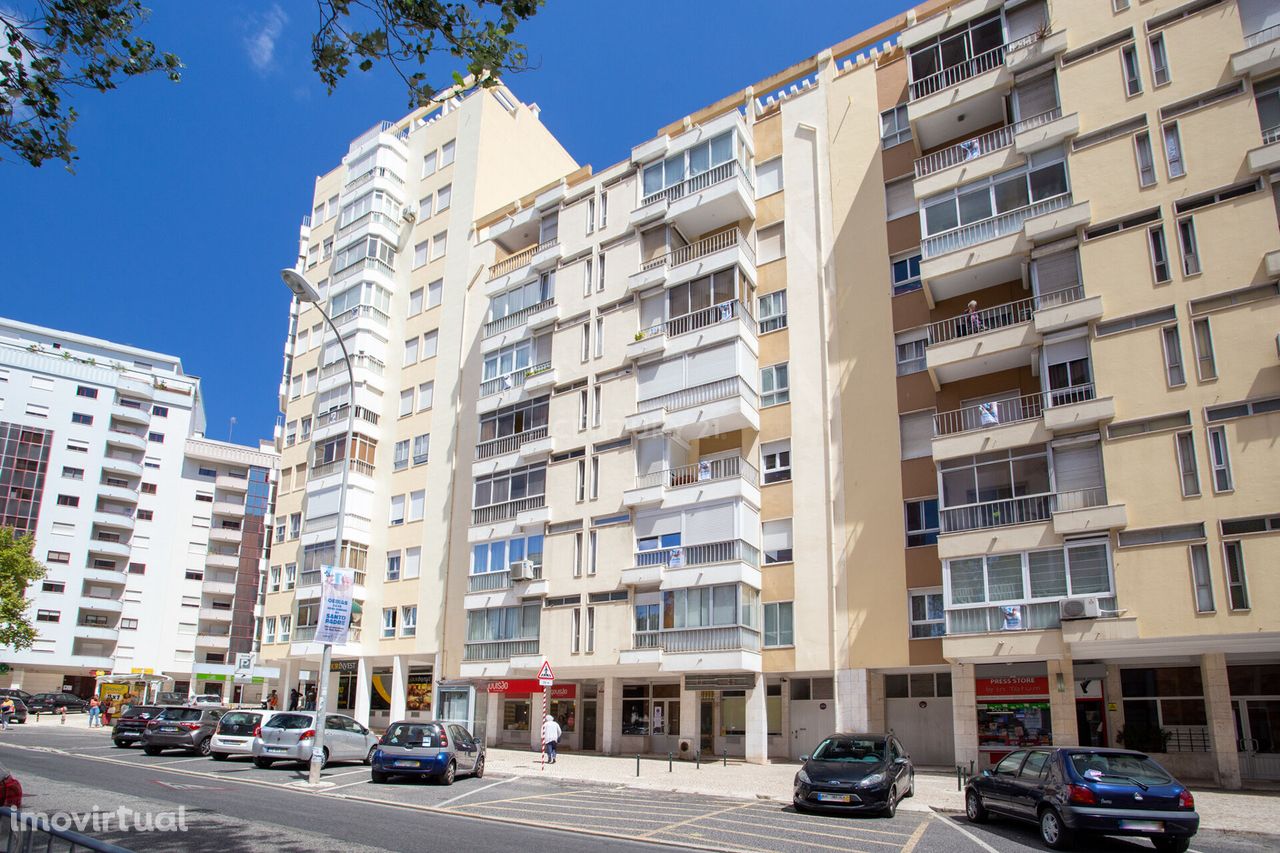 Apartamento T4 na Av. Bombeiros Voluntários de Algés