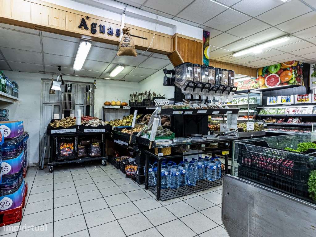 Supermercado em funcionamento no centro de Albufeira-19