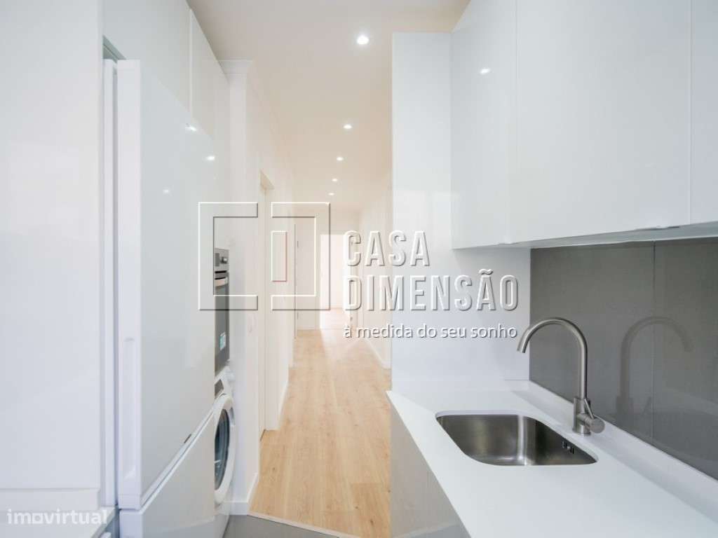 Apartamento T1, em fase de remodelação, Na Damaia!!-14