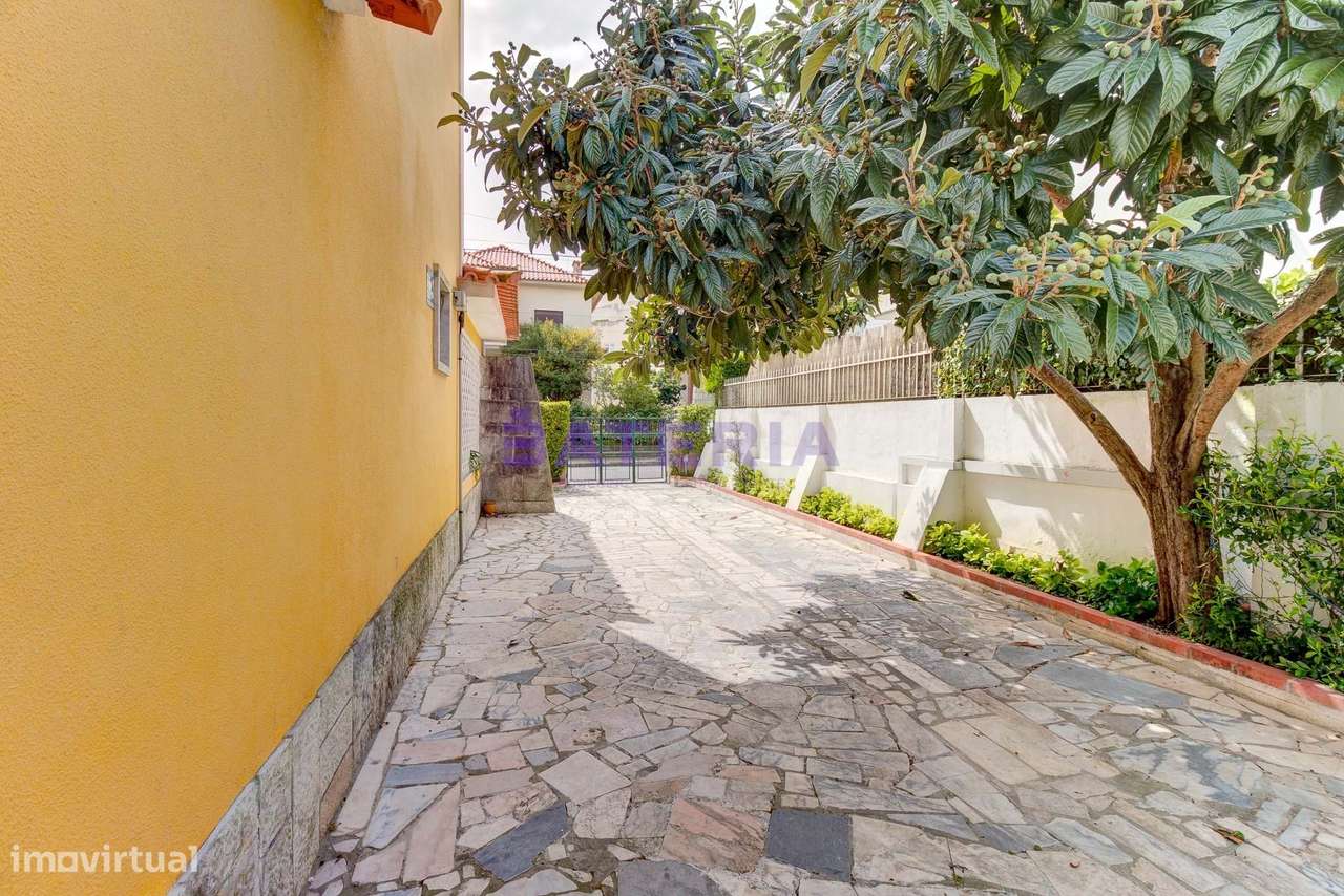 Moradia Independente T5 em Linda-a-Velha-48