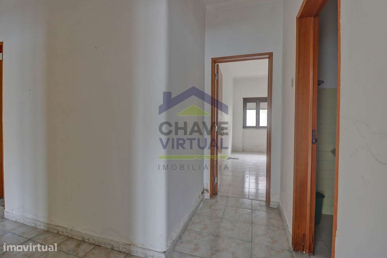 Moradia V4 com Quintal e Sõtão - Centro Bombarral-8