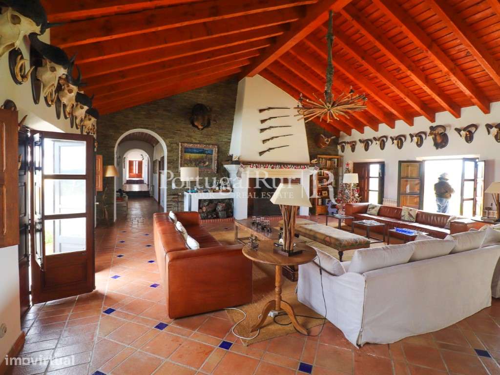 Herdade de Caça Maior com 1000 Hectares + 4 Apartamentos + Anexos-17