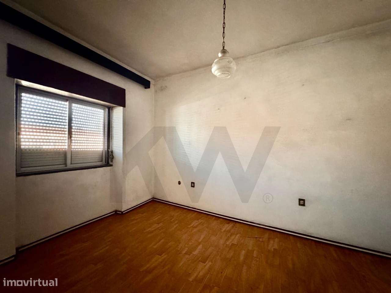 Moradia T3 para recuperar com jardim e garagem na avenida principal de - Grande imagem: 4/18