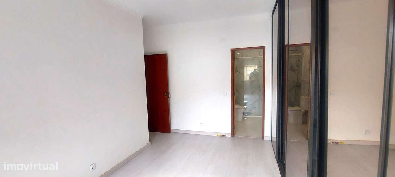 VALE FLORES - T3 REMODELADO COM SUITE NUM R/C-14