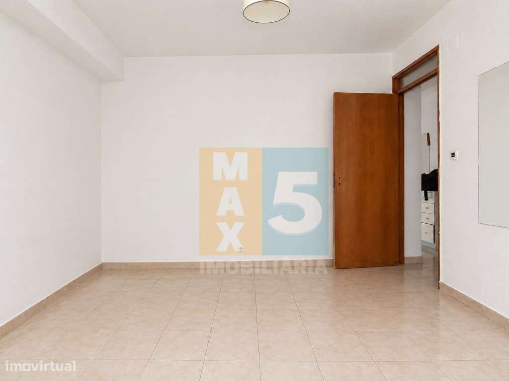 T1 com boa luz natural para remodelação total - Vale da Amoreira-5