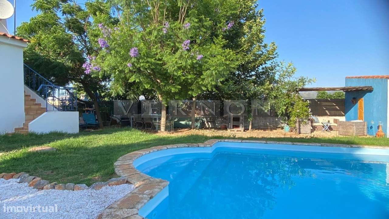 Charmosa e espaçosa moradia com 3 quartos e piscina para venda entre L-37