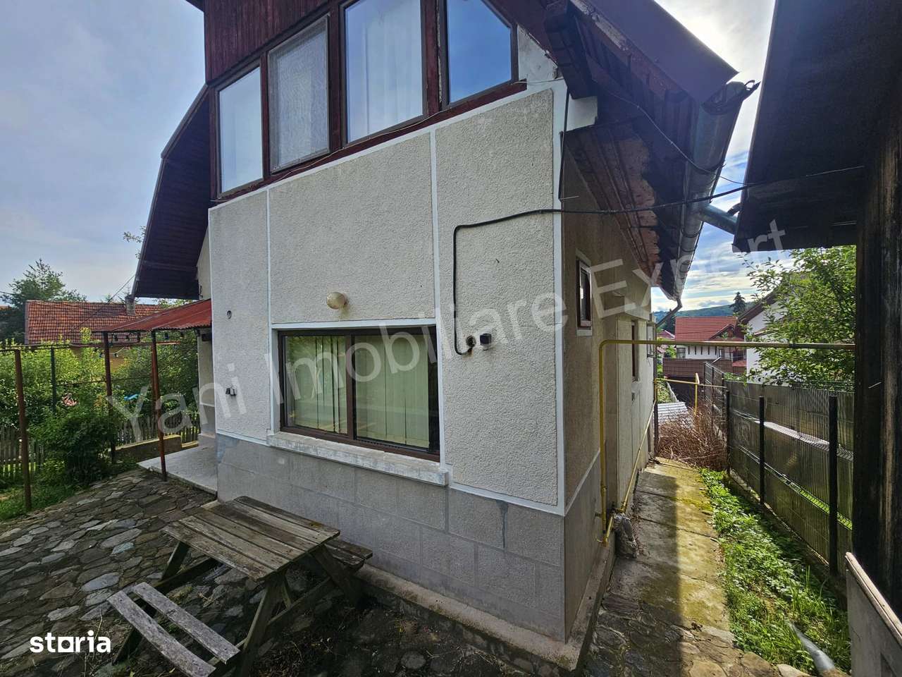 Casă de vânzare în Curtea de Argeș, zona " Vlaicu Vodă ". - Imagine principală: 3/20