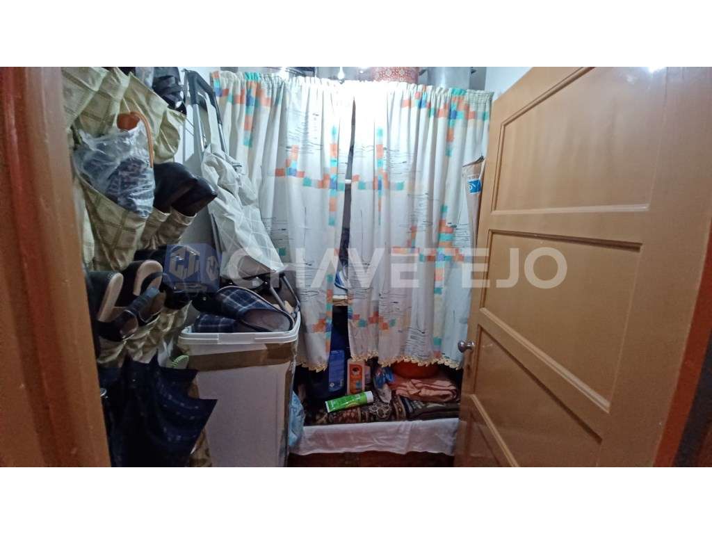 Prédio com habitação, armazém, e logradouro a 3 minutos de Tomar.-38