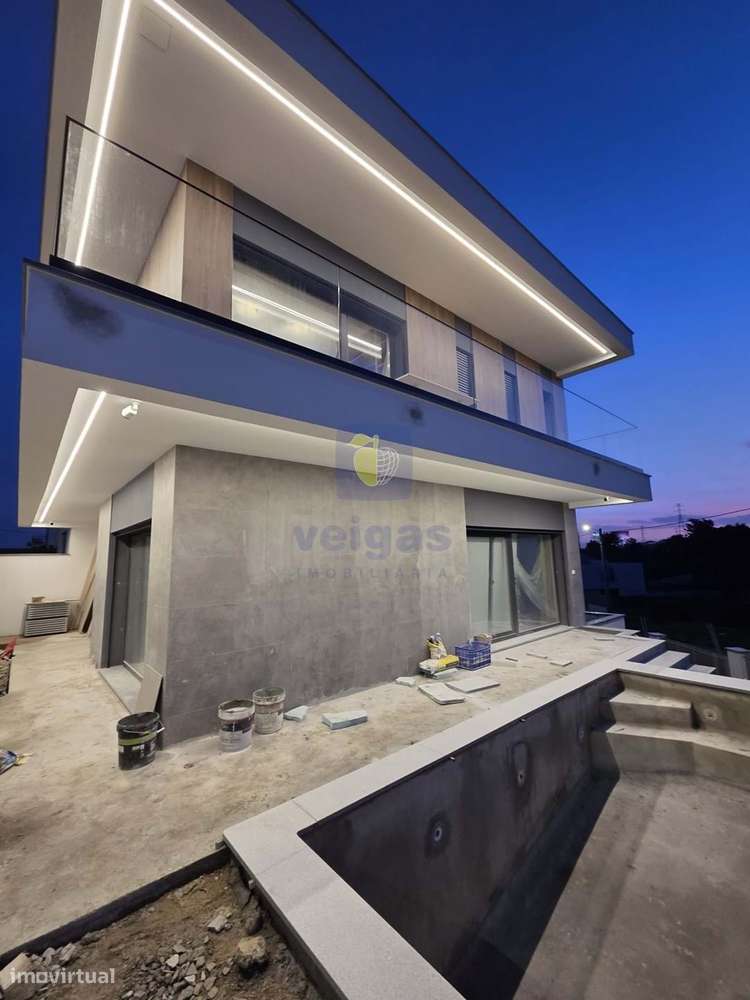 Moradia T4 C/ Piscina -  Bairro Primavera-33