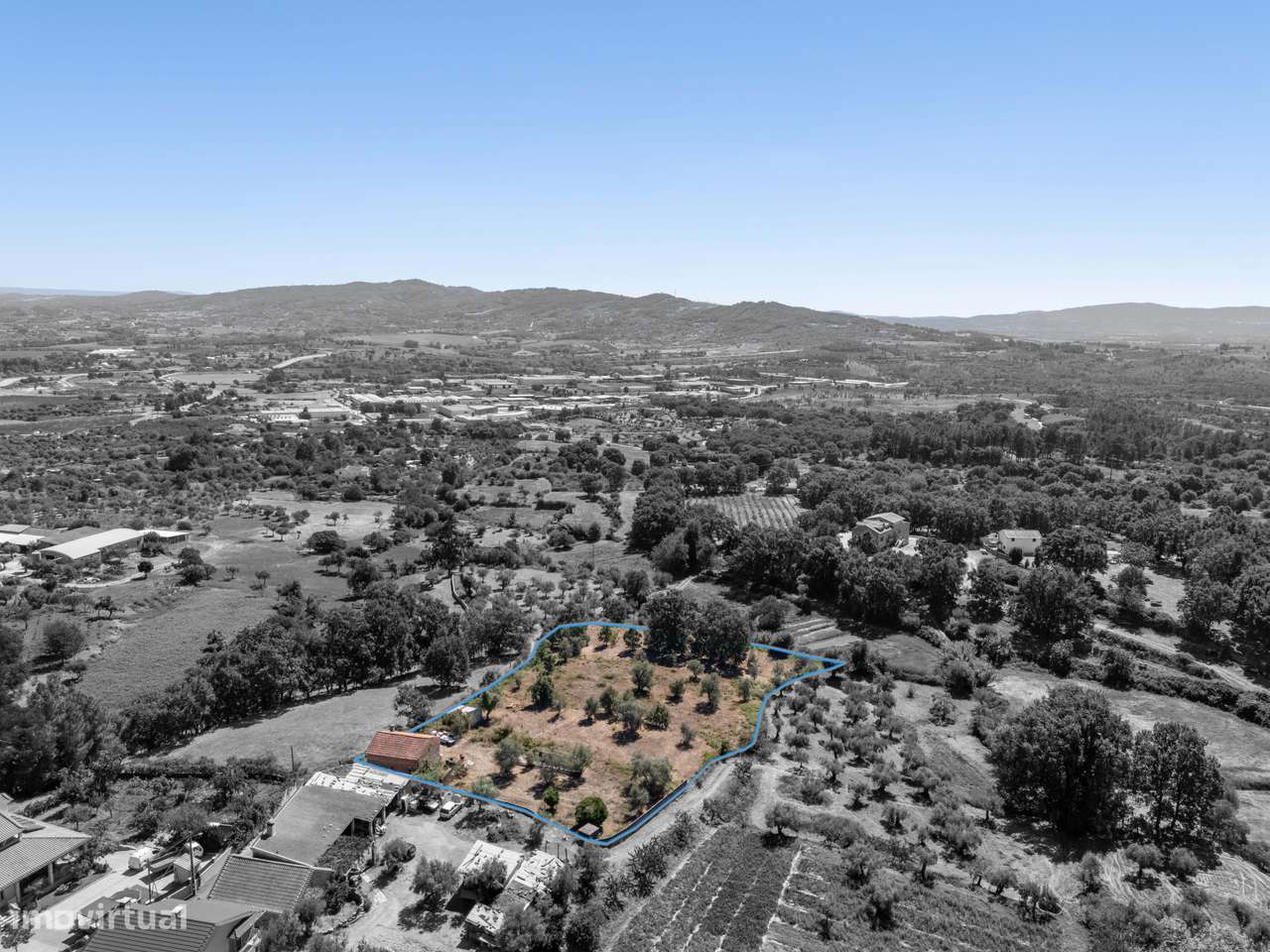 Moradia em pedra isolada com piscina e jardim-10