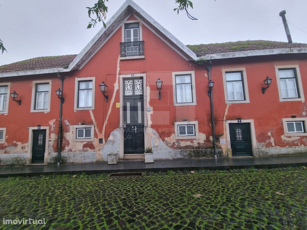 Palacete situado em zona nobre, em frente ao Palácio Naci...