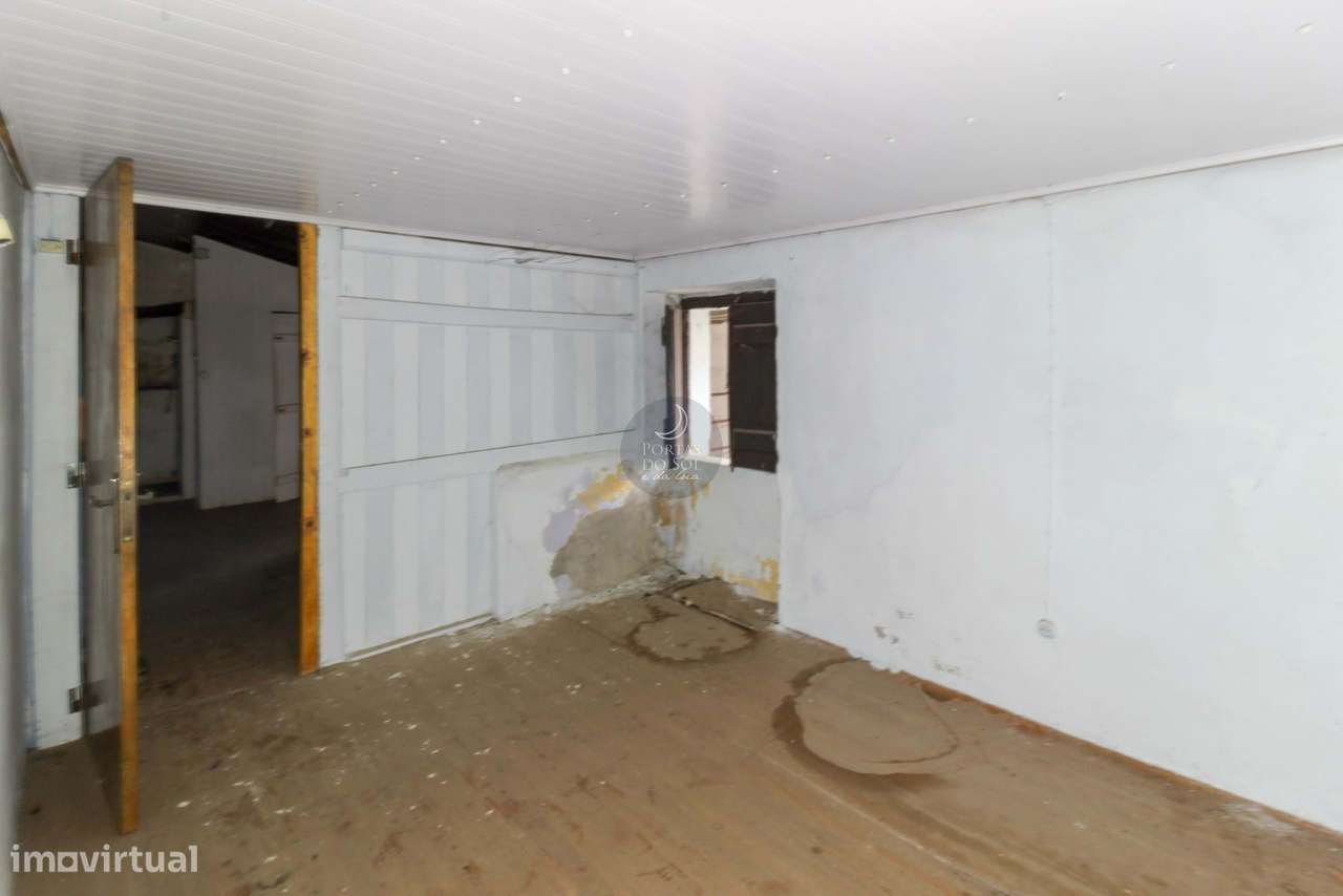 Moradia c/ Habitação, Comércio e Terraço na Aldeia-7