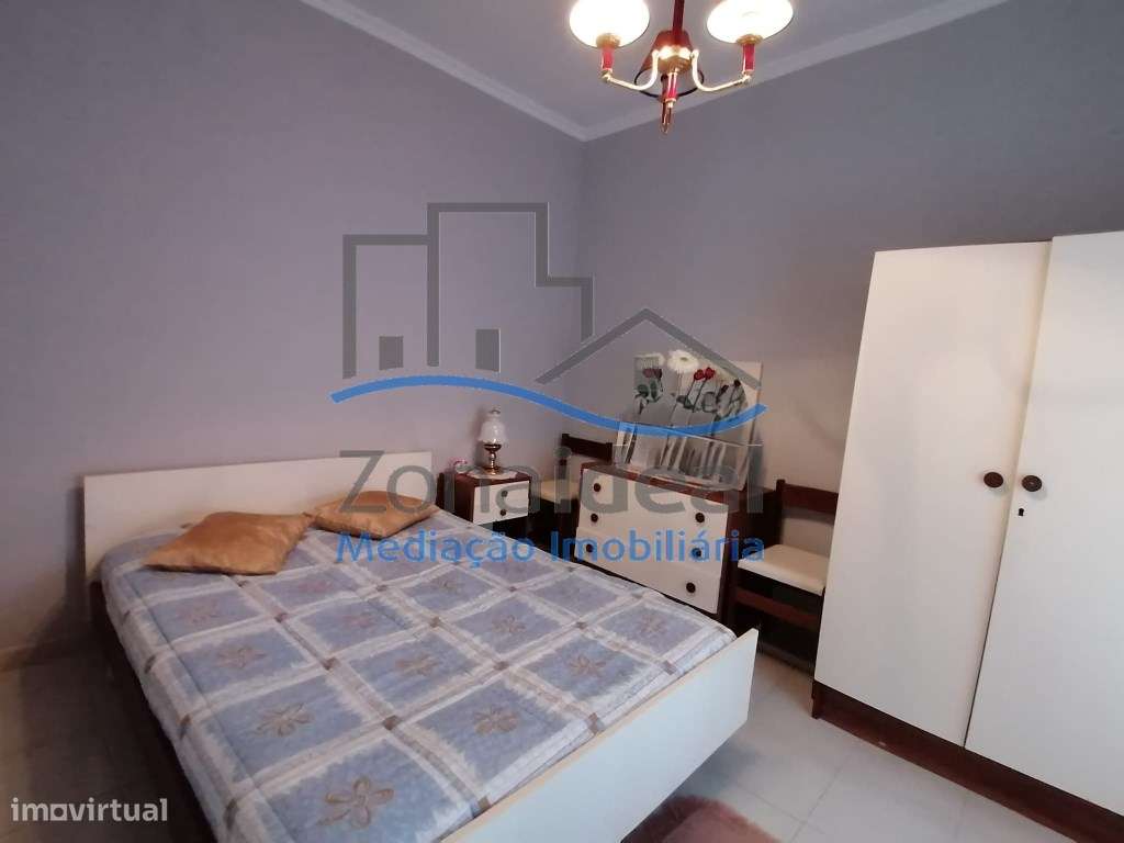 Moradia com dois pisos, nove divisões, anexos, garagem e logradouro...-9