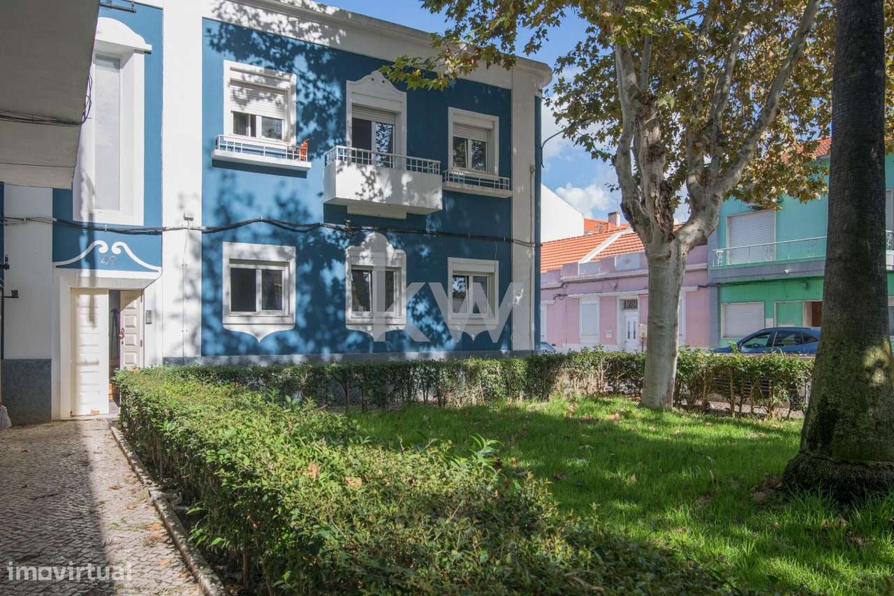 Excelente Prédio no coração do Barreiro com dois T4 e um T1 no sótão c - Grande imagem: 5/39