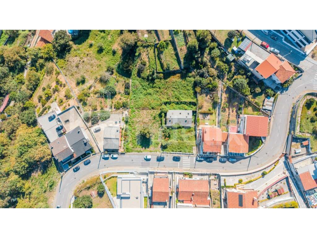 Terreno de 1.330 m² com PROJETO APROVADO para 2 Moradias em Jovim (...-13