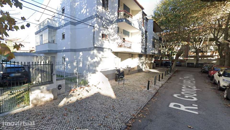 Garagem Coberta em Localização Estratégica: Proteção e Conforto para o - Grande imagem: 5/7