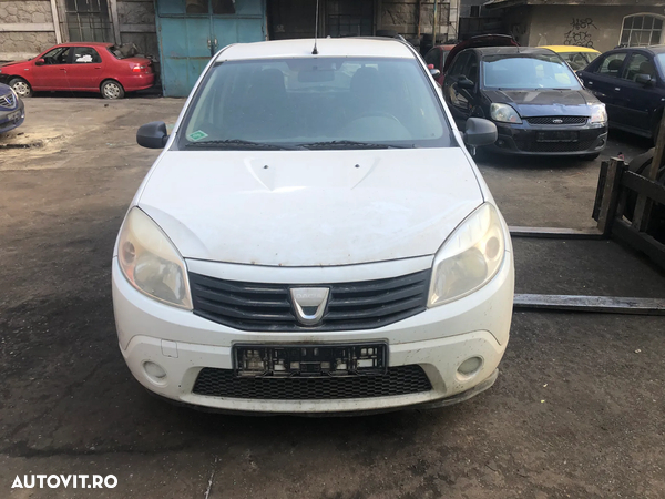 Dezmembrez Dacia Sandero 1.2 benzina alb 2010 - 7