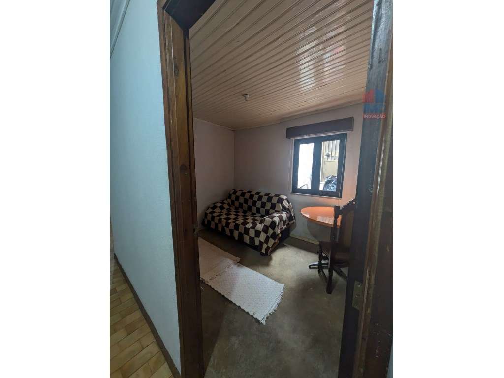 MORADIA T2 COM POTENCIAL PARA HABITAÇÃO OU INVESTIMENTO PERTO DO HO...-9