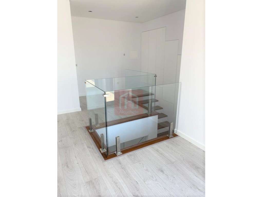 Apartamento T4 Duplex com garagem box no centro de Alcochete-19