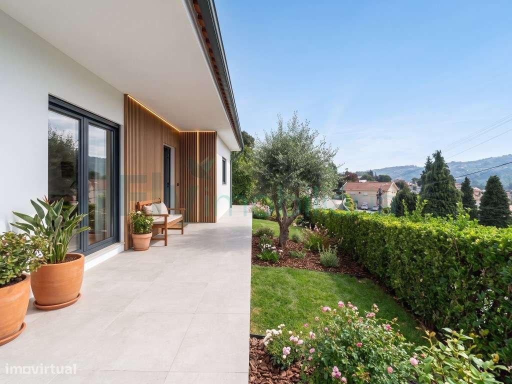 MORADIA TÉRREA COM GRANDE POTENCIAL | GARAGEM E JARDIM-18