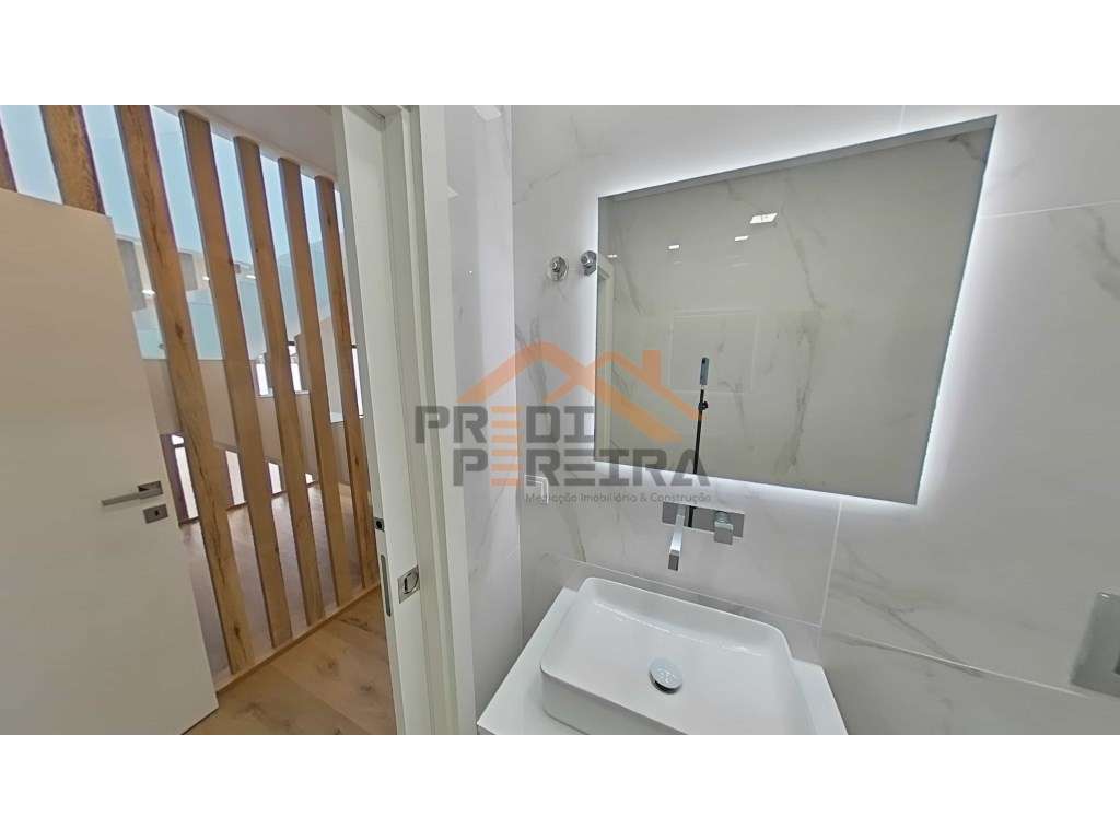 Moradia T4 em condomínio privado com piscina, no Fanqueiro em Loures-55
