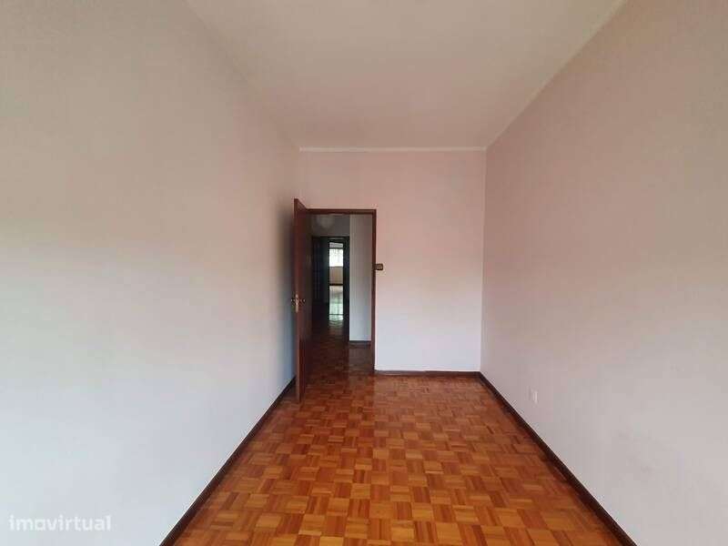 Apartamento T2 com 111 m2 no Porto-5