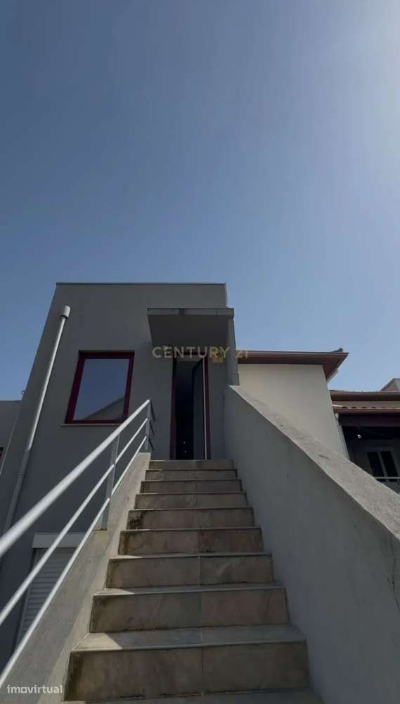 T2 Renovado no centro do Porto – Acesso direto a pátio + arrumo com lu-16