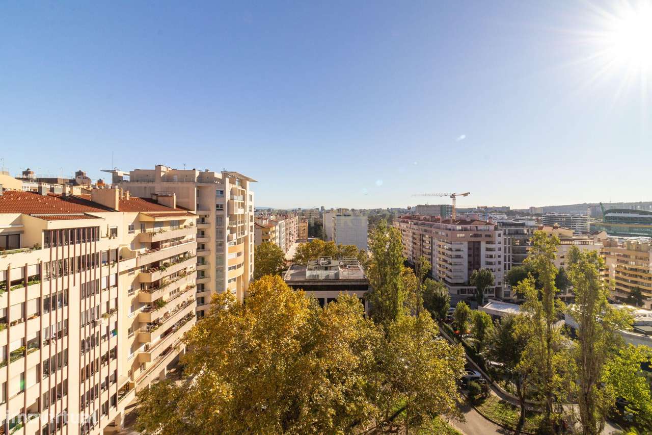 Fantástico T5 Quinta das Conchas frente ao metro-6