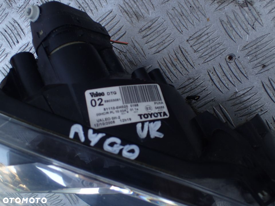 TOYOTA AYGO I 05-14 LAMPA PRAWA PRZÓD 81130-0H011 - 2