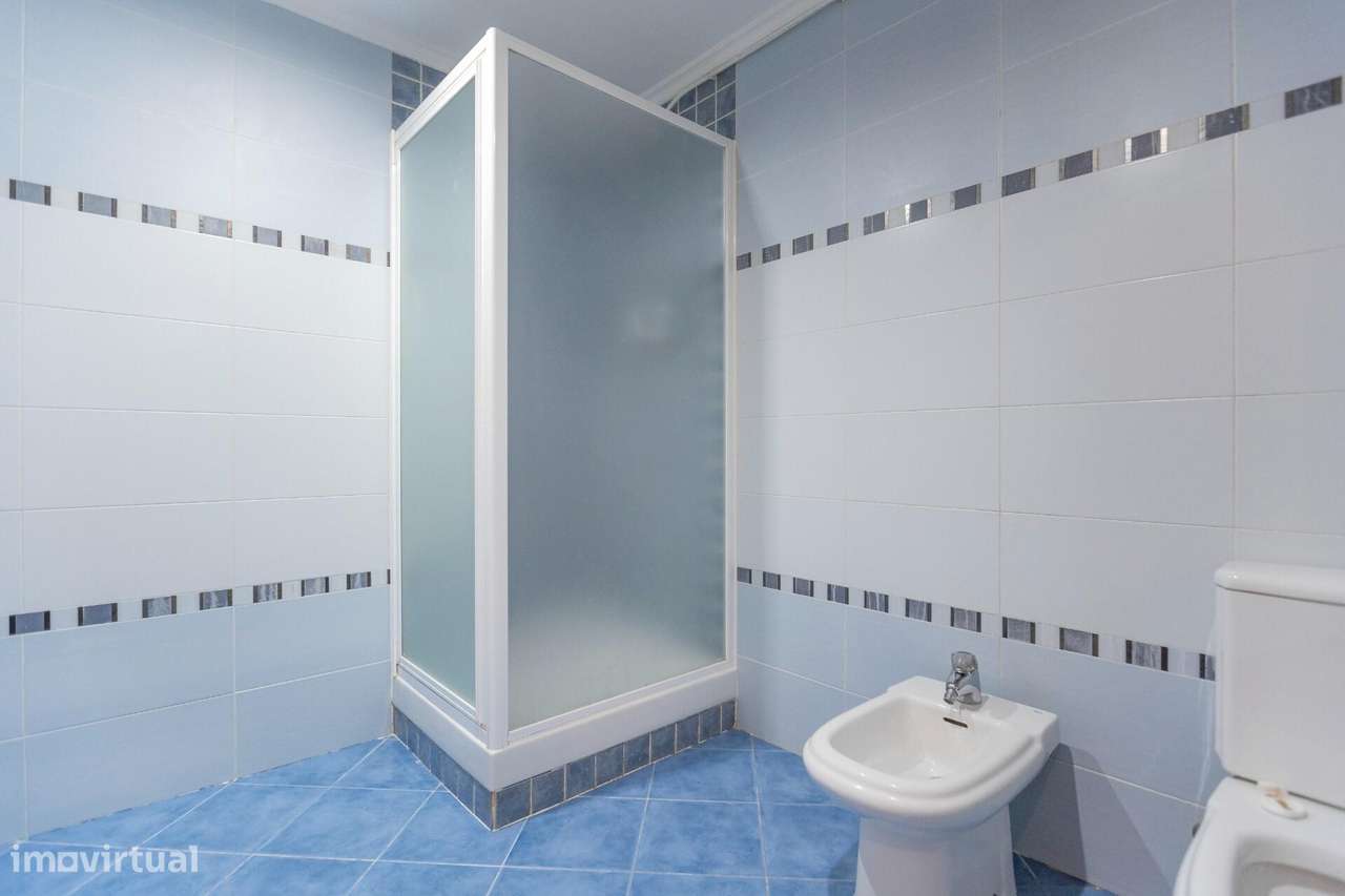 T2 Duplex com 101 m2 e 2 WC – Um apto. diferente na Amadora-22