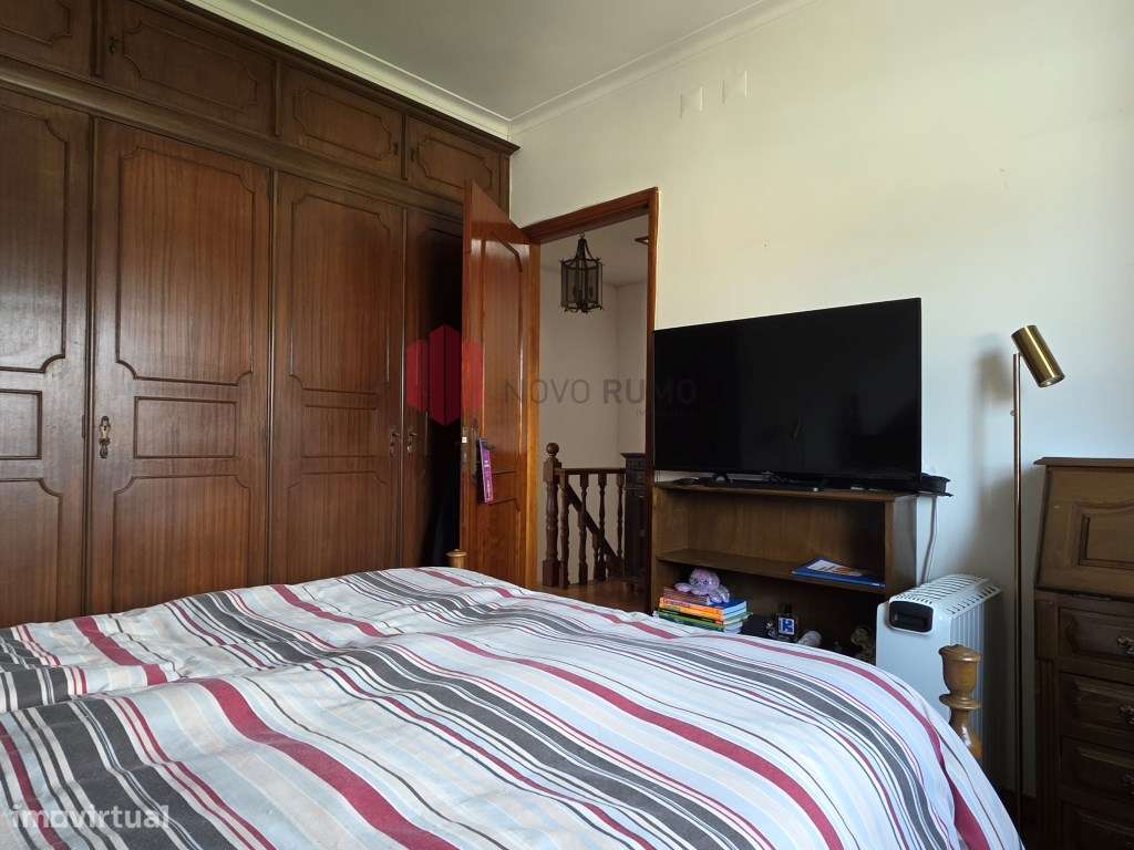 Moradia T3 de três frentes, com três pisos, anexos e garagem, inser...-14