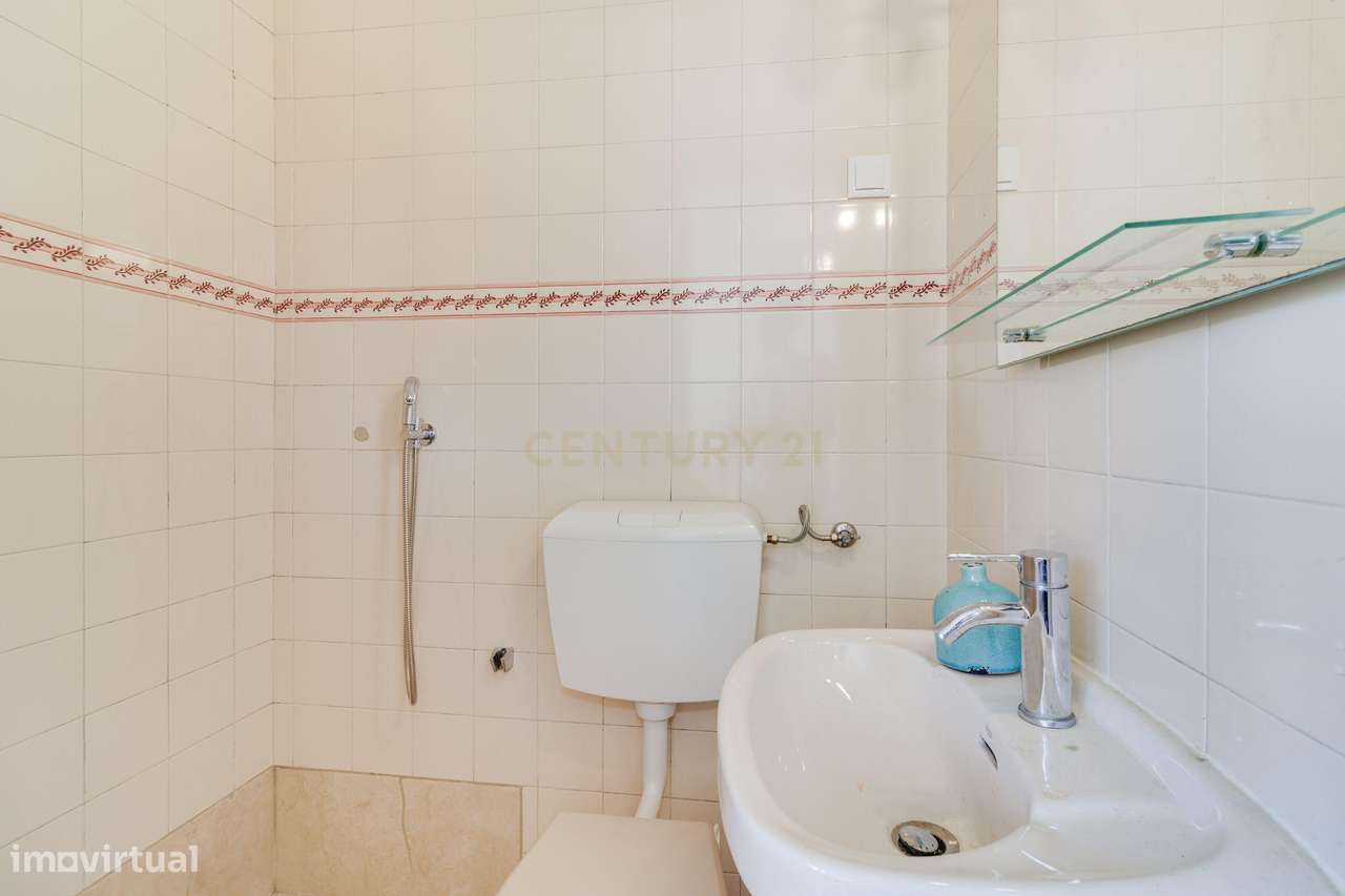 Penthouse com terraço de 28m2 junto ao metro no Rato-12