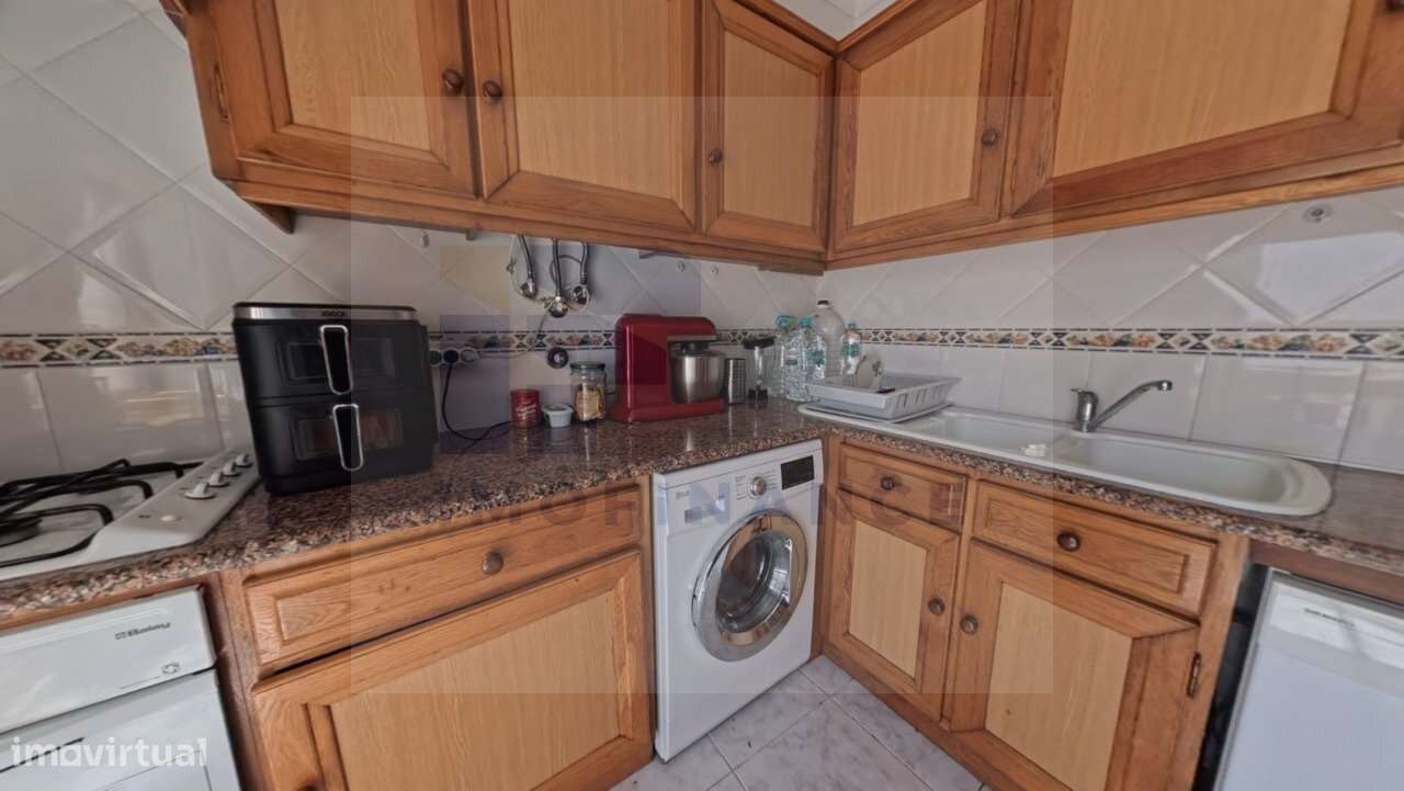 Excelente Apartamento T2, segunda linha de mar-11
