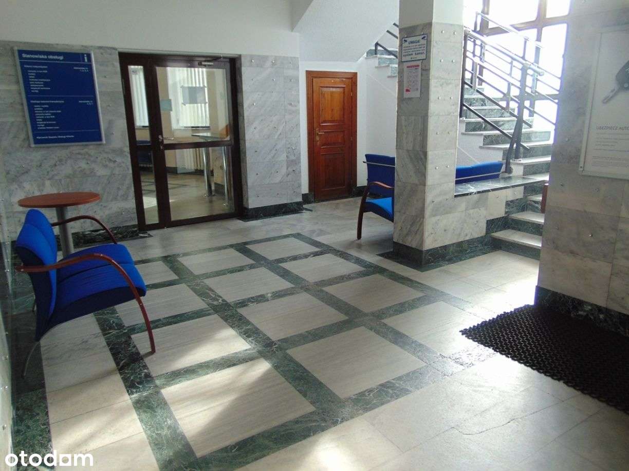 Budynek biurowy obejmujący lokal użytkowy i 3 loka-8